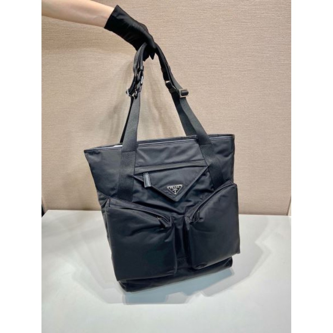 スタイリッシュで洗練された佇まいの プラダ コピー ブリーフケース PRADA