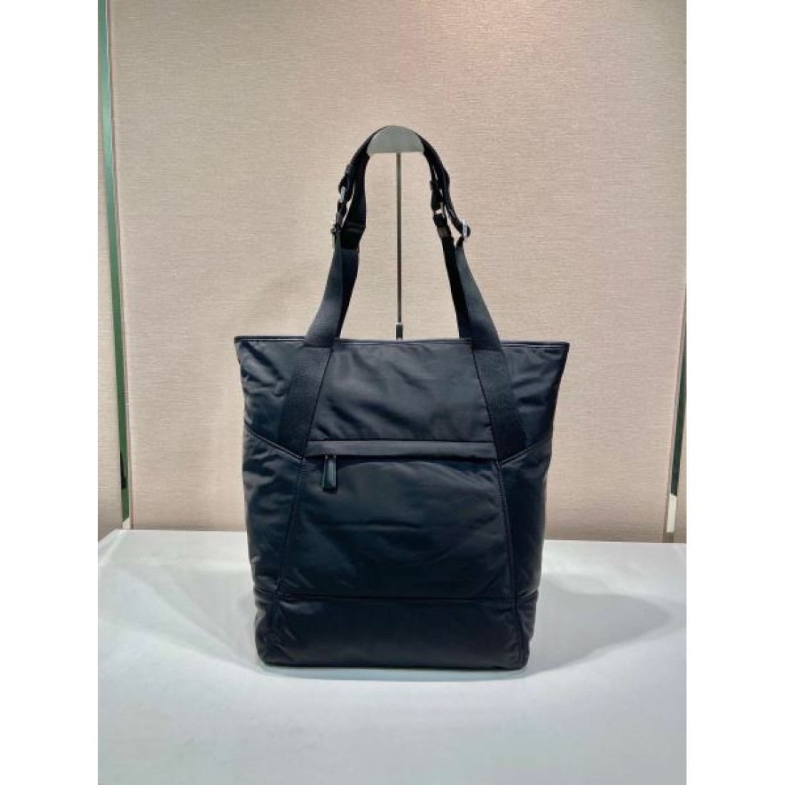 スタイリッシュで洗練された佇まいの プラダ コピー ブリーフケース PRADA