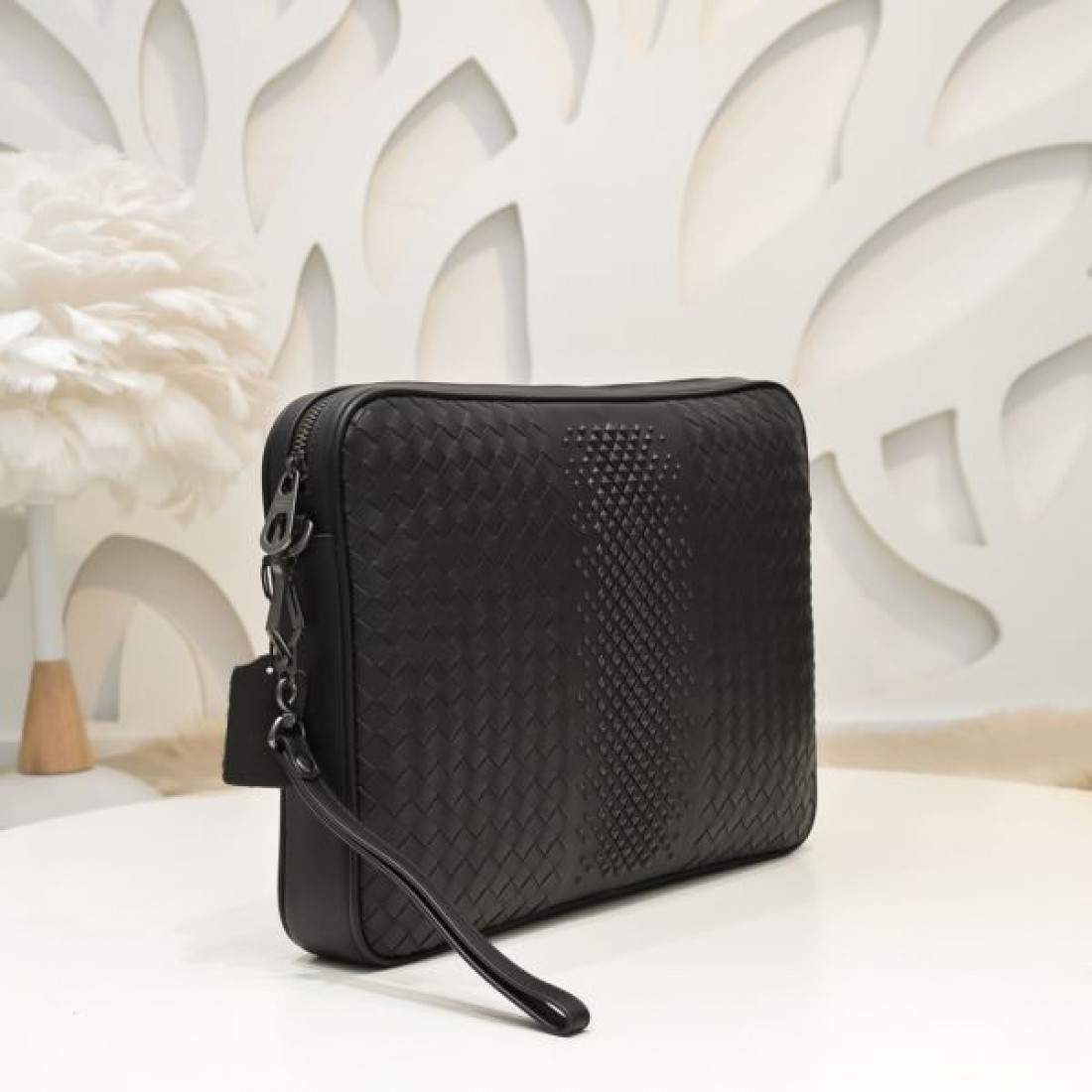 クラフト感と現代性を兼ね備えた BOTTEGA VENETA ボッテガヴェネタ コピー クラッチバッグ
