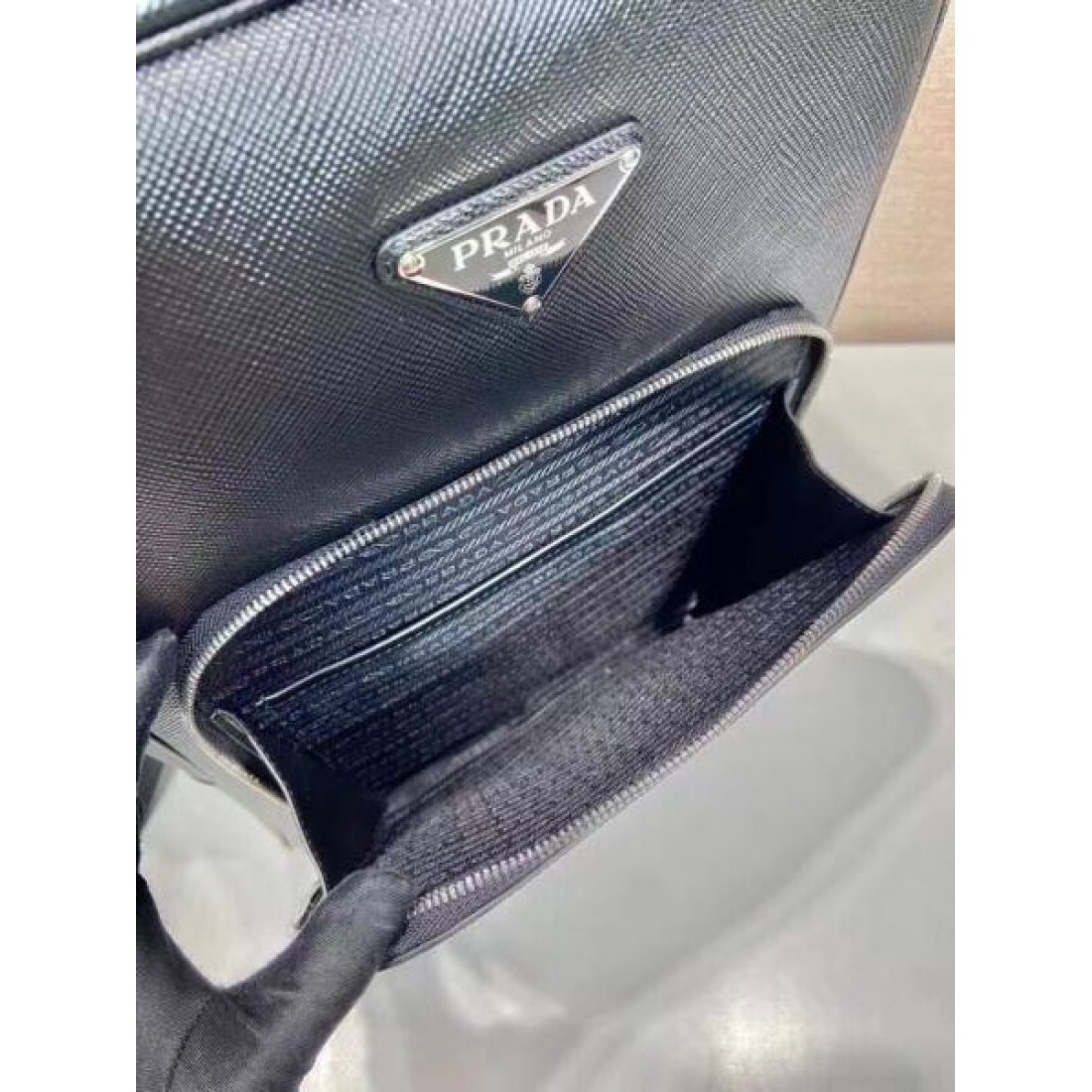 プラダ コピー バックパック PRADA ミニマルでスタイリッシュな佇まい