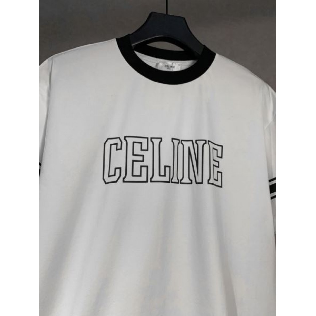 洗練されたモード感漂う CELINE セリーヌ コピー 半袖Tシャツ 軽やかでミニマルな