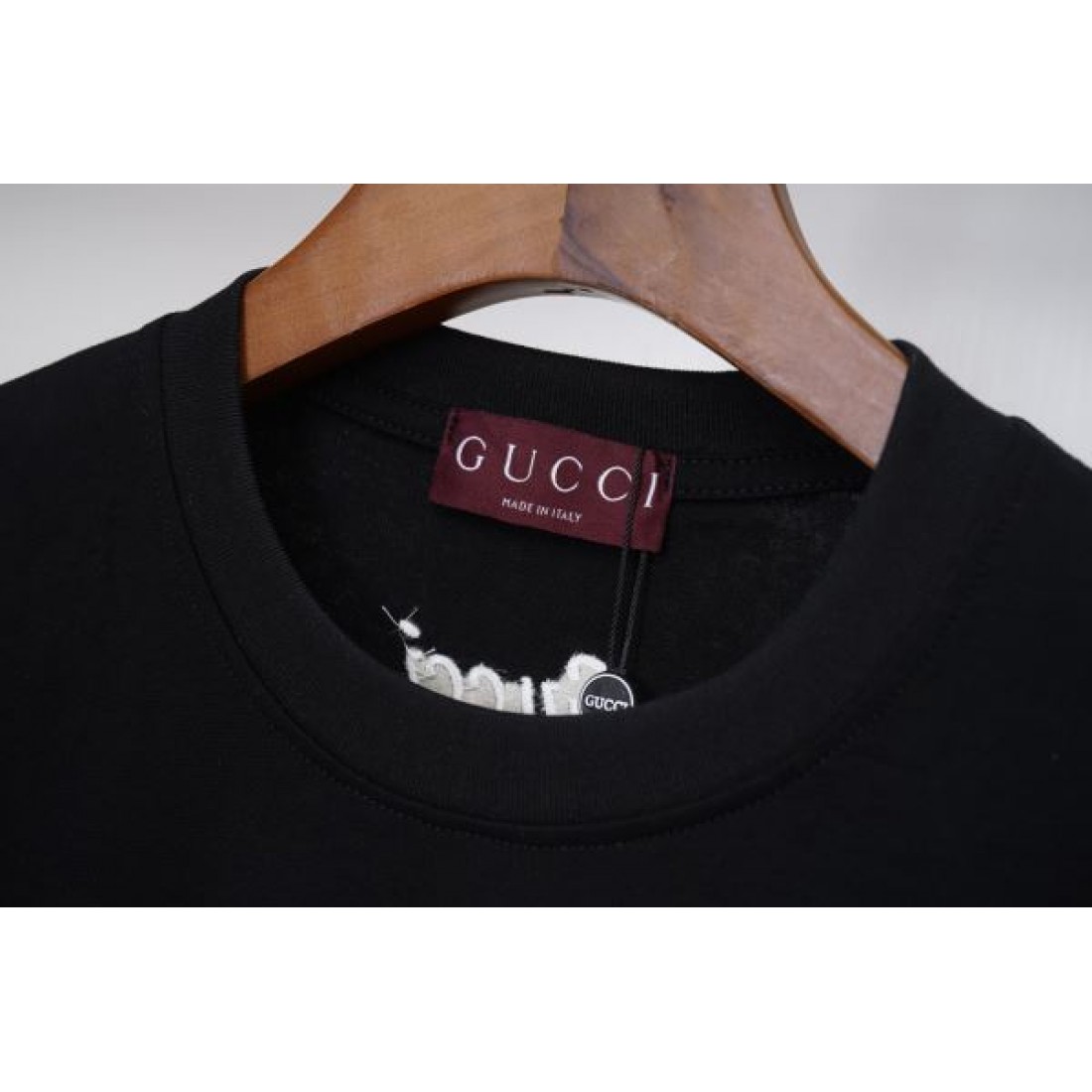 華やかで落ち着きのある GUCCI グッチ 偽物 半袖Tシャツ 洗練された