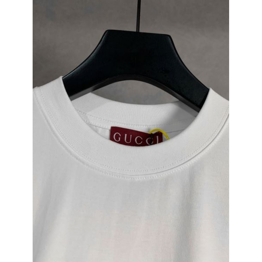 GUCCI グッチ スーパー コピー 半袖Tシャツ で魅せるシンプルかつ都会的な表情