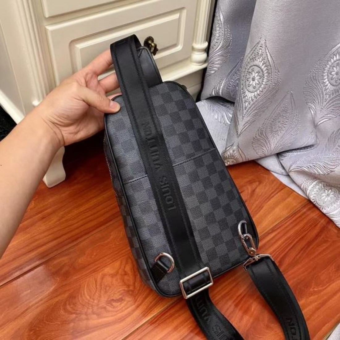 シンプルで美しい LOUIS VUITTON ルイヴィトン コピー チェストバッグ 高級感
