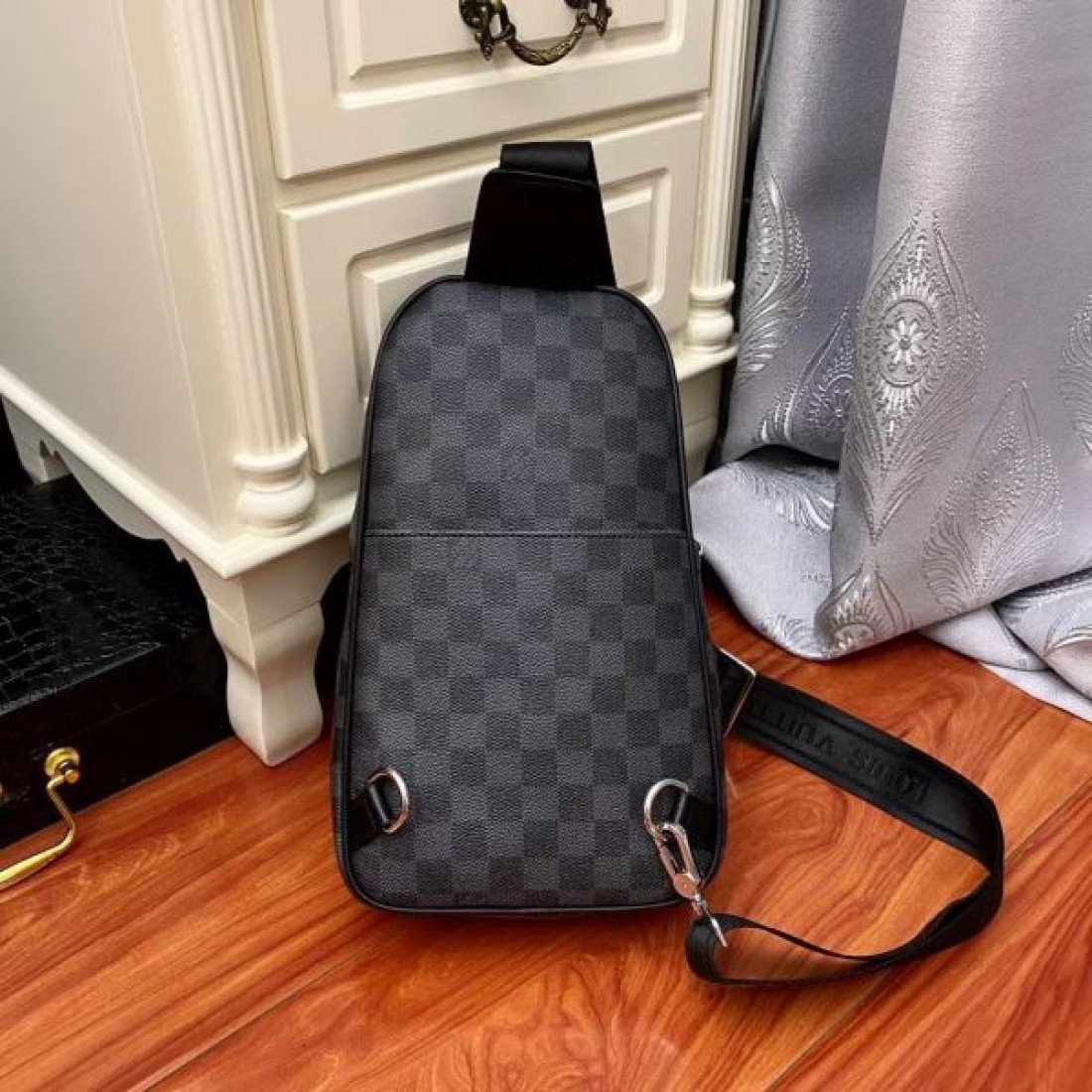 シンプルで美しい LOUIS VUITTON ルイヴィトン コピー チェストバッグ 高級感