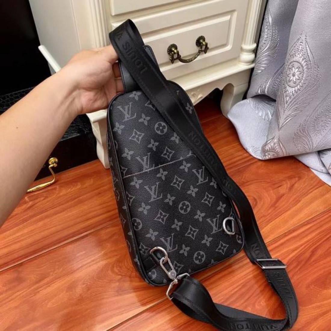 高級感が際立つ LOUIS VUITTON ルイヴィトン コピー チェストバッグ まろやかな