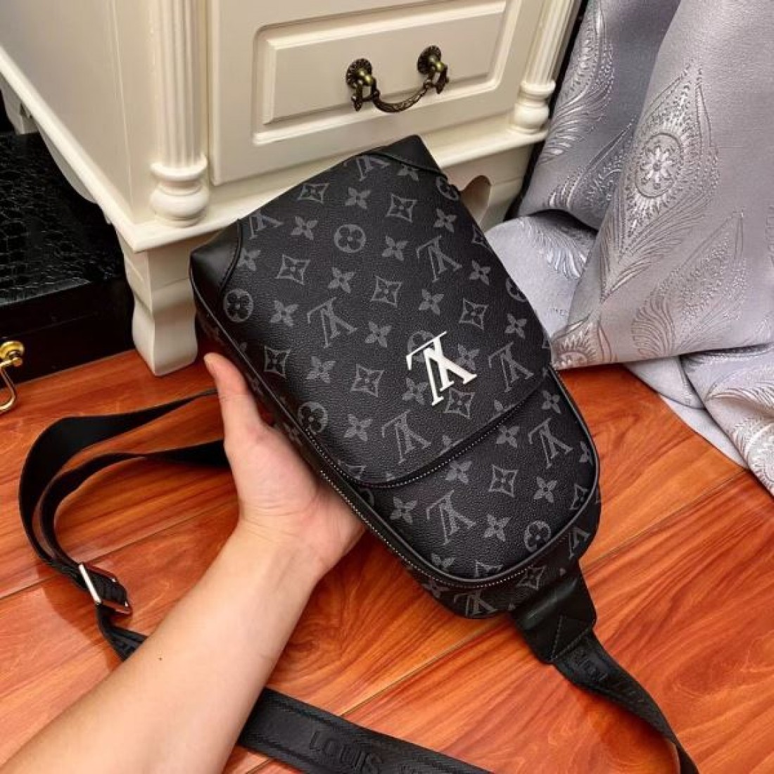 高級感が際立つ LOUIS VUITTON ルイヴィトン コピー チェストバッグ まろやかな