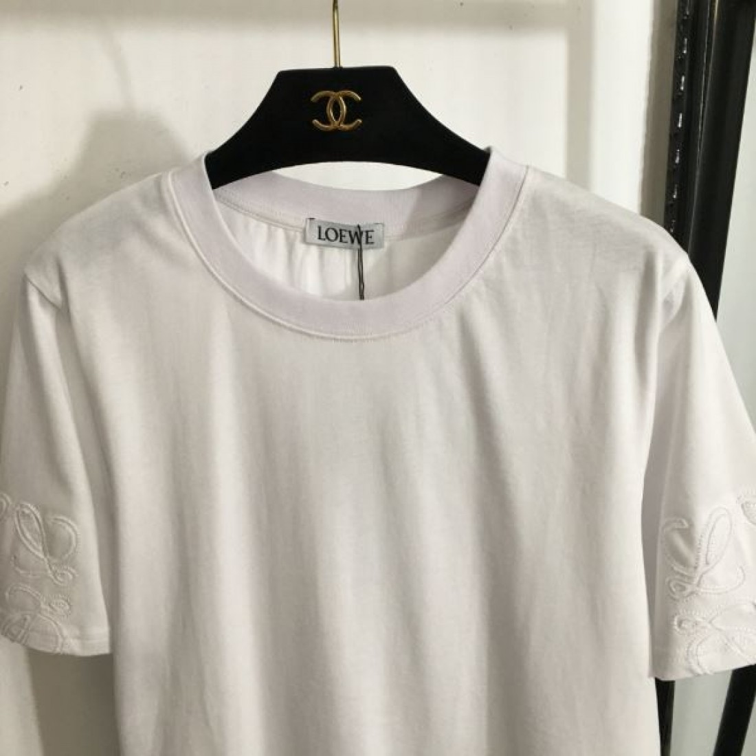 LOEWE ロエベ スーパーコピー 半袖Tシャツ ナチュラルで軽やかな印象