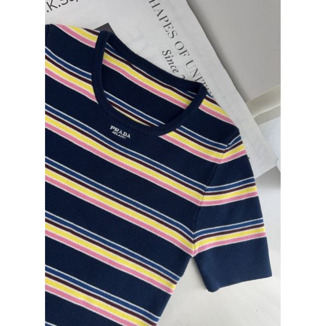 プラダ 半袖シャツコピー 半袖トップス PRADA モードで落ち着いた佇まい