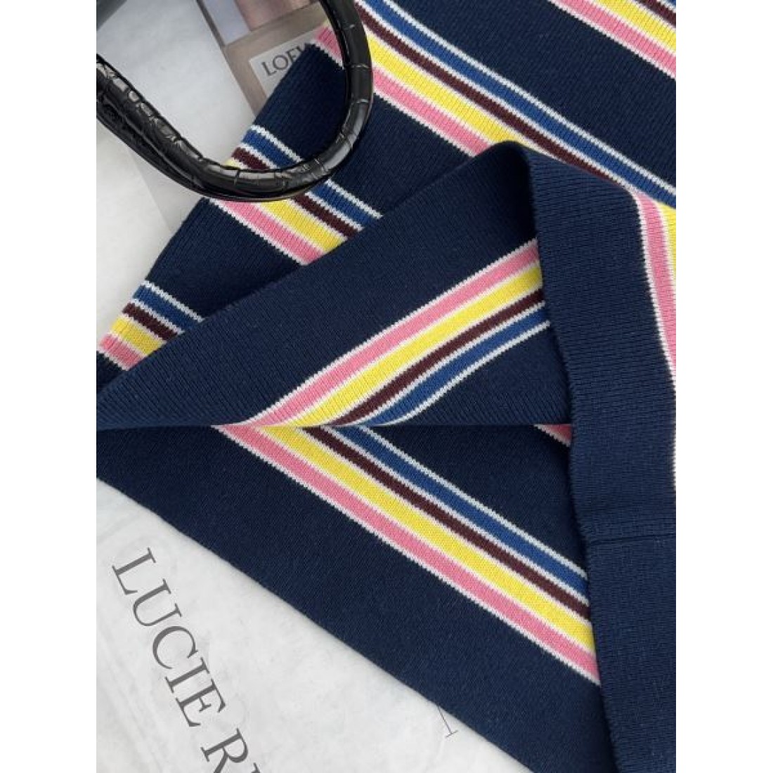 プラダ 半袖シャツコピー 半袖トップス PRADA モードで落ち着いた佇まい