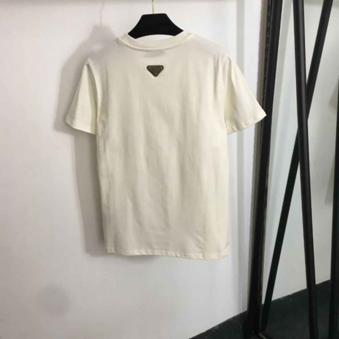  PRADA プラダ スーパーコピー 半袖Tシャツ クラシカルで柔らかな印象
