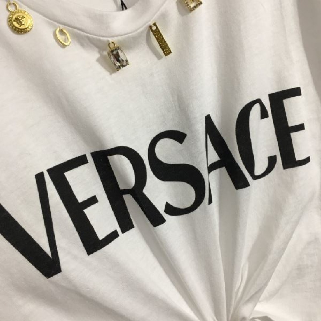 存在感のあるスタイルを叶える VERSACE ヴェルサーチェ スーパーコピー 半袖Tシャツ