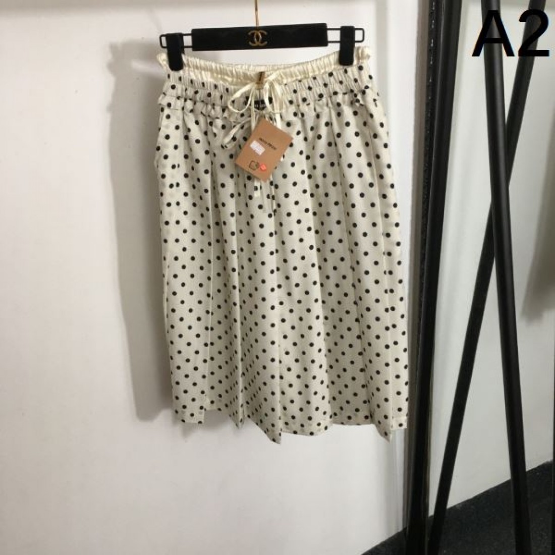 全身を引き立てる一着 MIU MIU ミュウミュウ コピー スカート 完売続出
