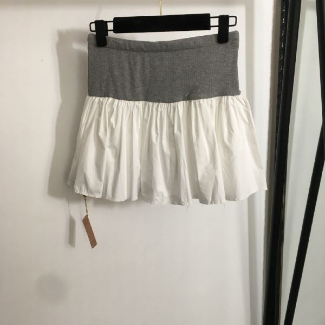 エッジの効いたデザイン MIU MIU ミュウミュウ コピー スカート ファッション性抜群