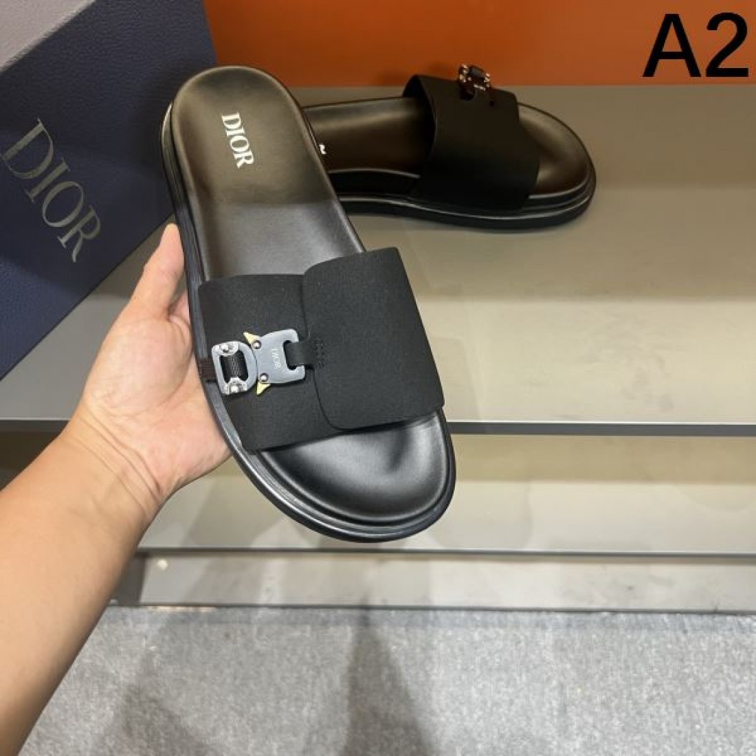 DIOR 注目の ディオール コピー サンダル 落ち着いた高級感とシンプルな美しさ