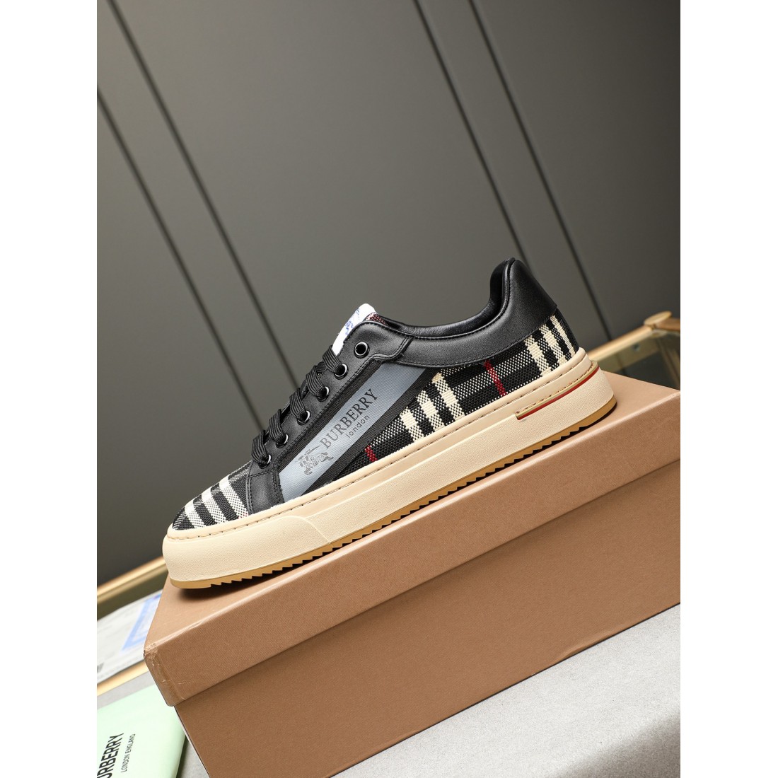 履き心地抜群の BURBERRY バーバリー コピー カジュアルシューズ 軽やかで