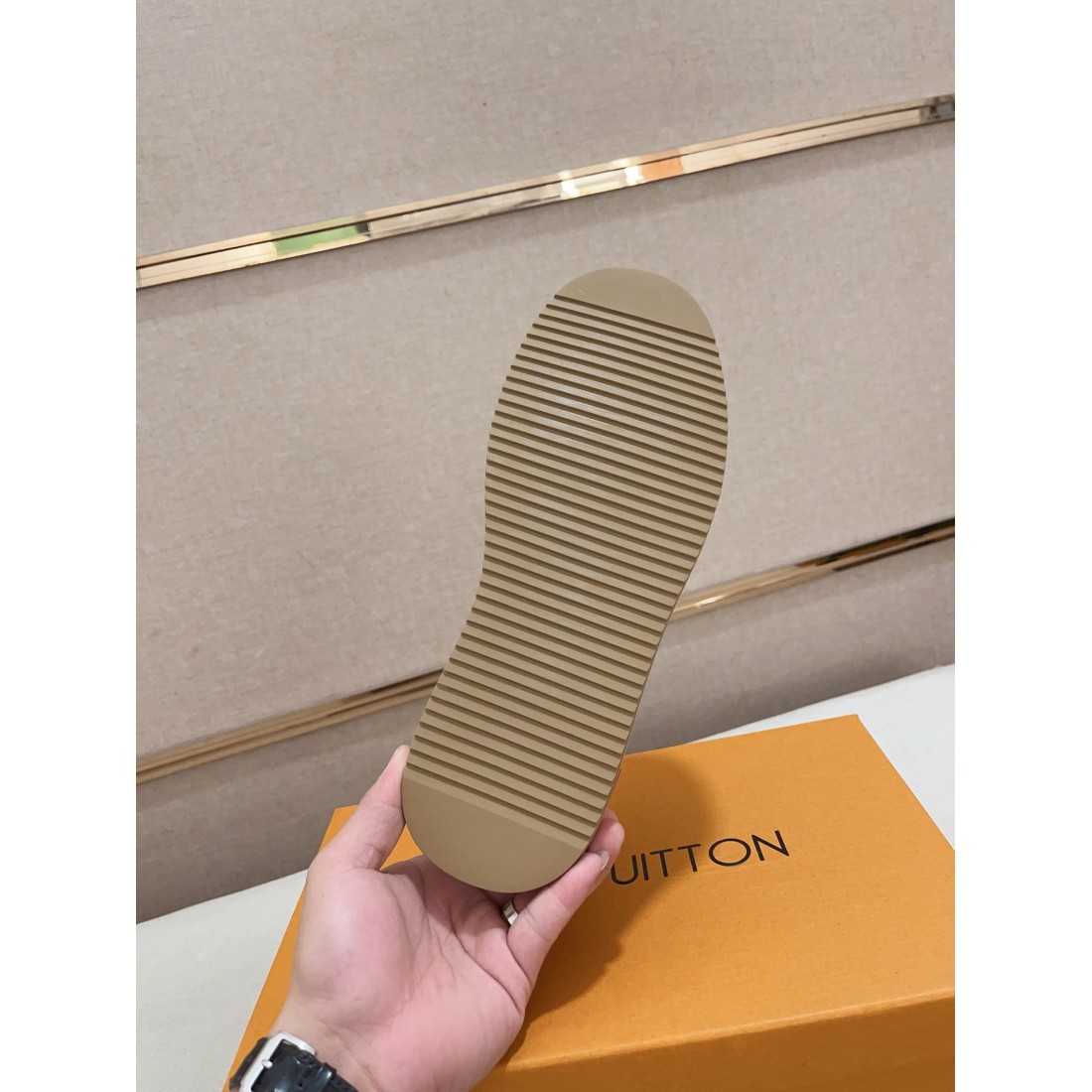 話題の LOUIS VUITTON ルイヴィトン コピー カジュアルシューズ 洗練感