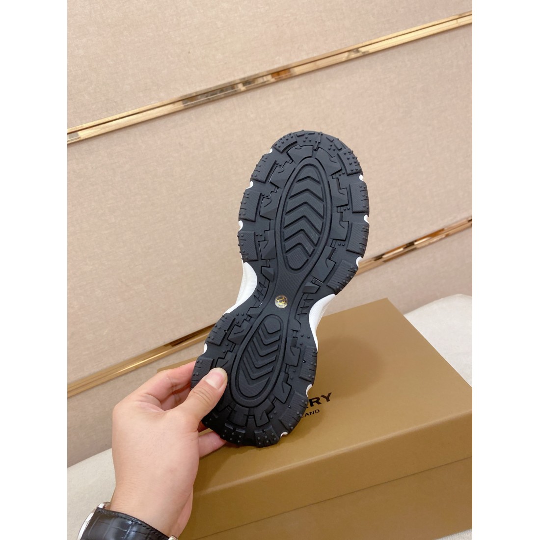  洗練された FENDI フェンディ スーパー コピー カジュアルシューズ エレガントな雰囲気