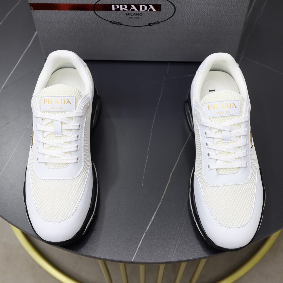 自分へのご褒美に PRADA プラダ コピー カジュアルシューズ ギフトにも最適