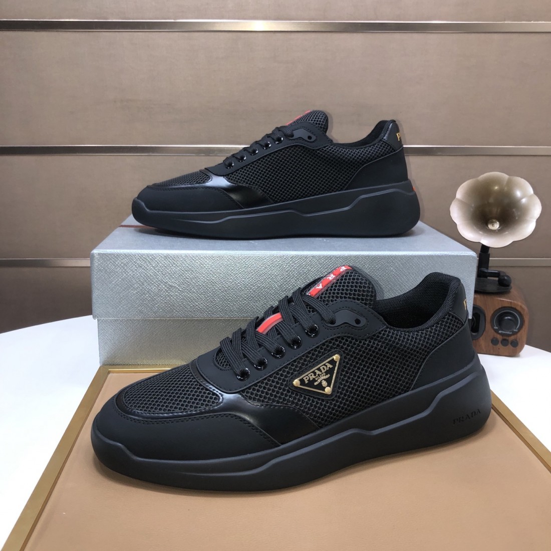 これは買い PRADA プラダ コピー カジュアルシューズ お洒落さん必携