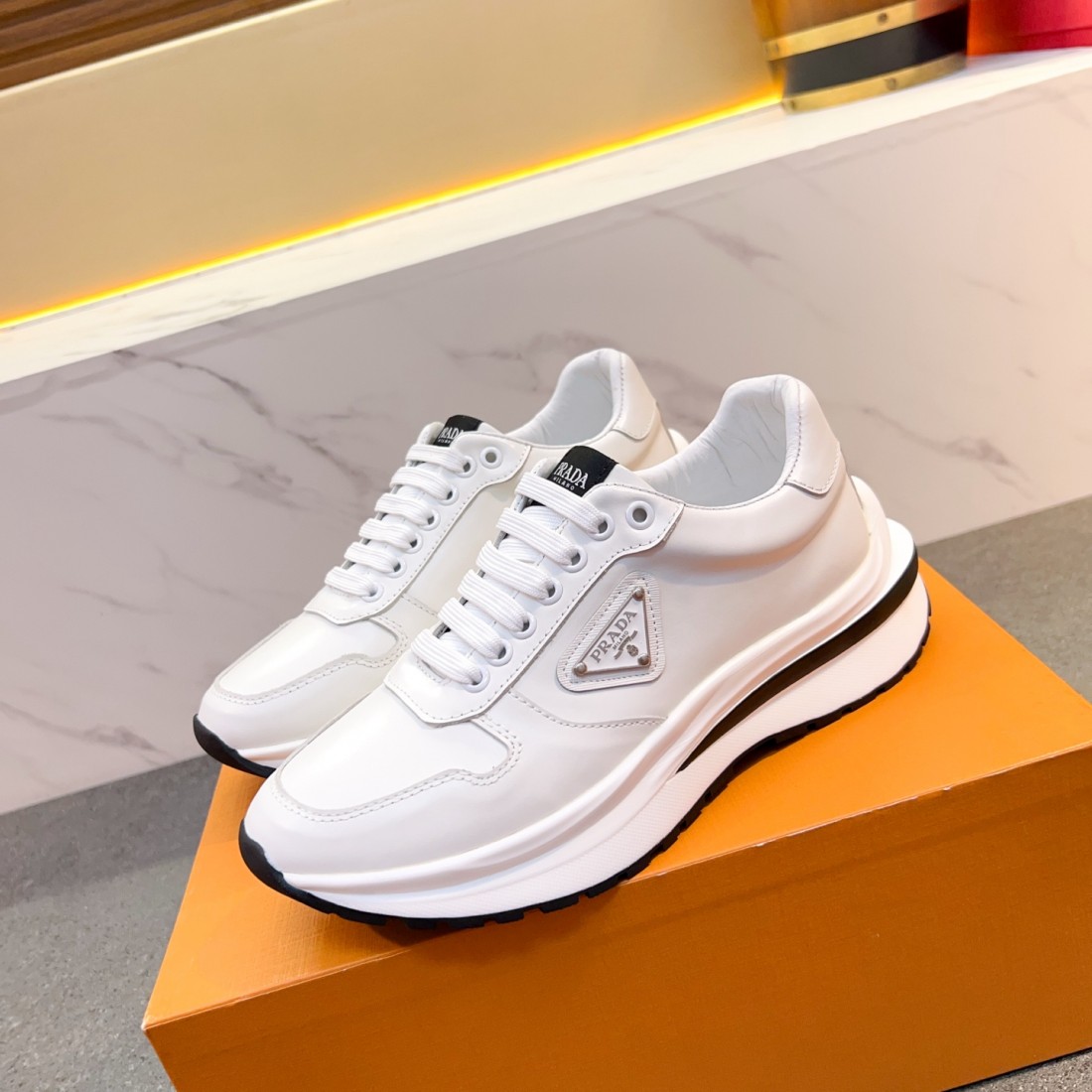 オールシーズン活躍 VALENTINO ヴァレンティノ コピー カジュアルシューズ 旬コーデに最適