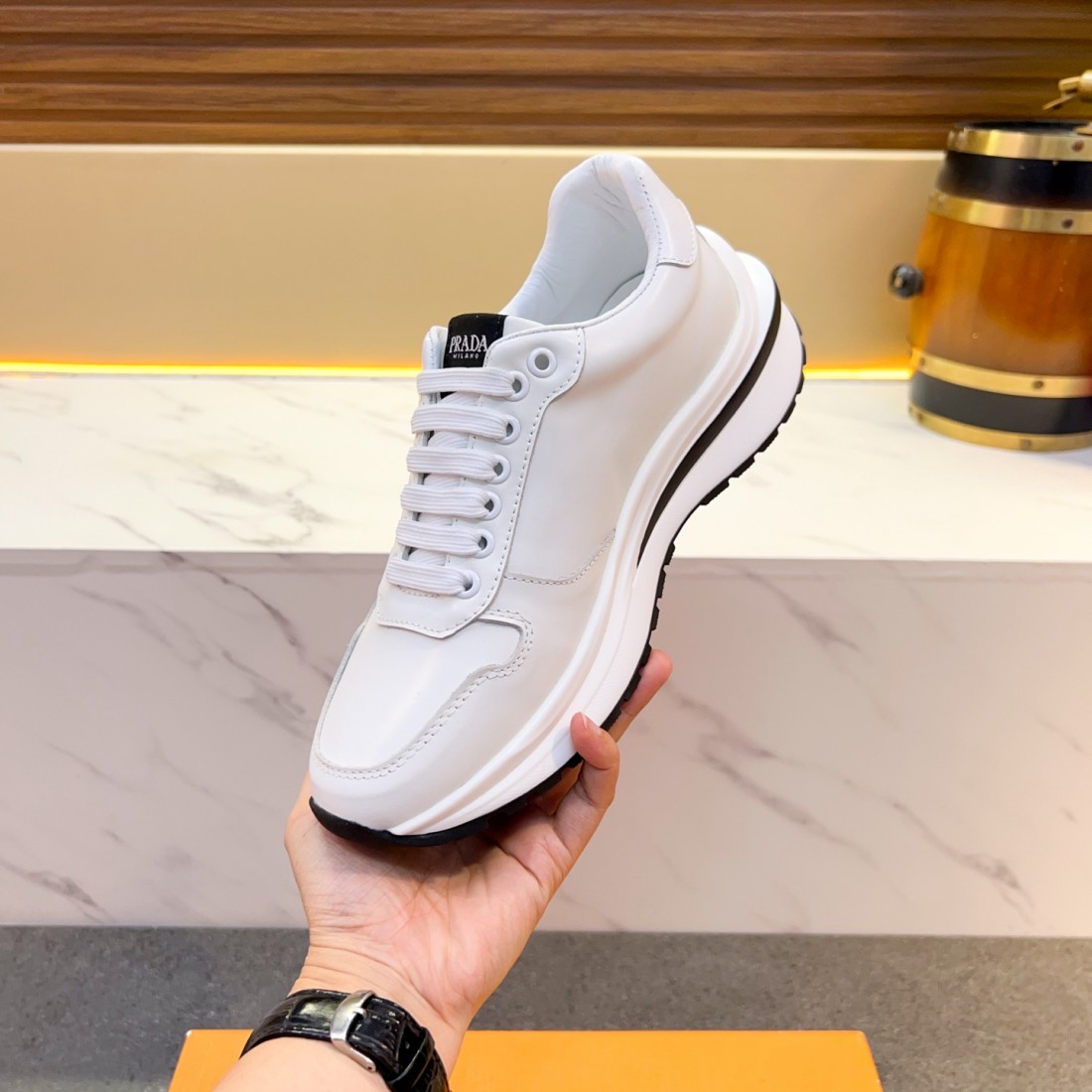 オールシーズン活躍 VALENTINO ヴァレンティノ コピー カジュアルシューズ 旬コーデに最適