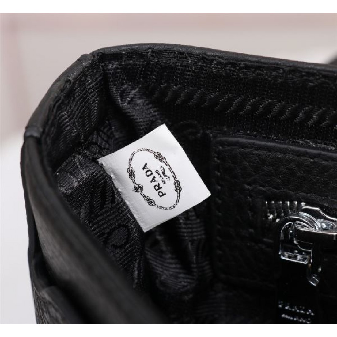 プラダ コピー バックパック 軽量かつエレガントな最新作 PRADA