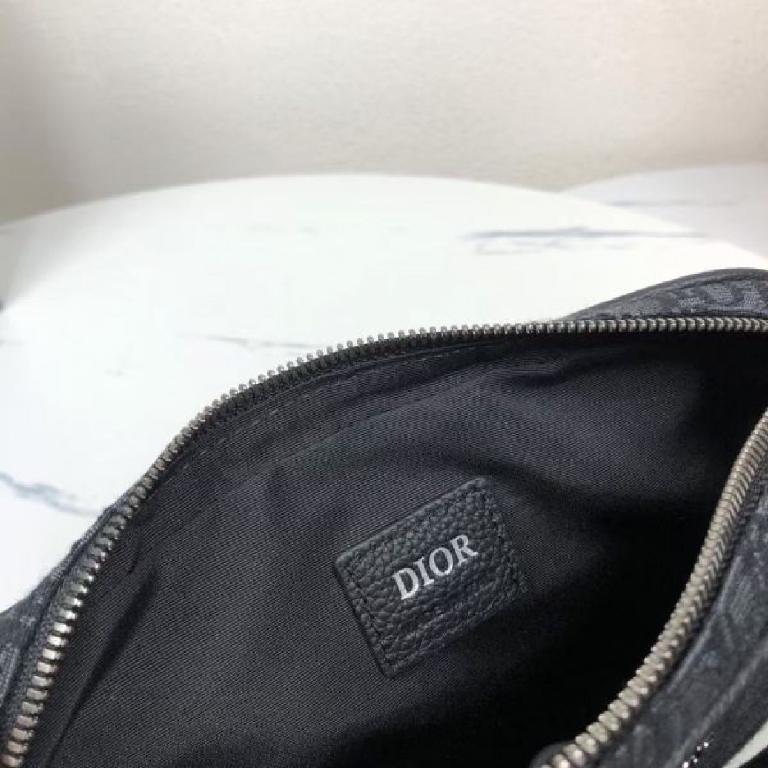 クラシックで落ち着いた印象の ディオール コピー ショルダーバッグ DIOR
