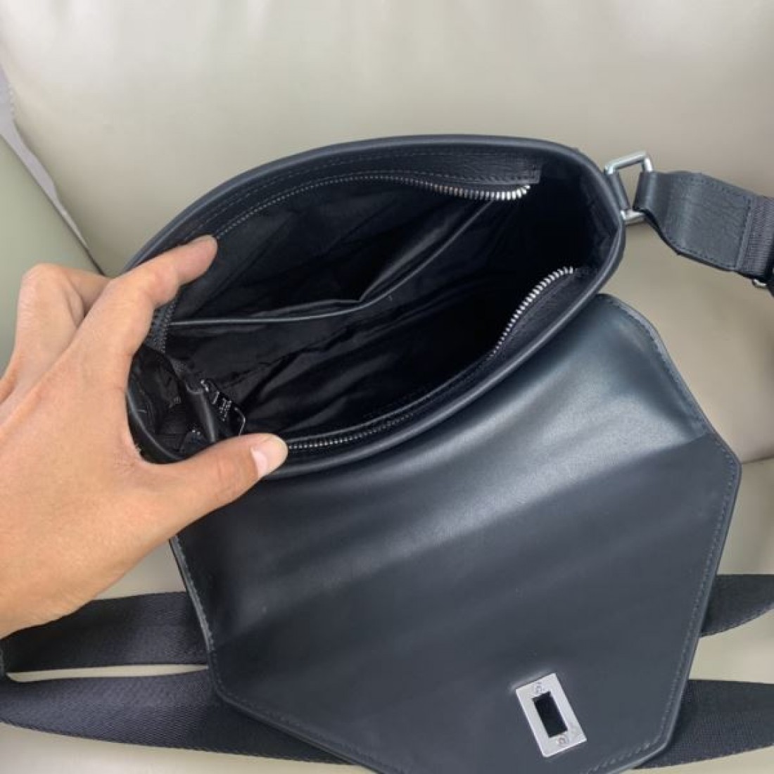 LOUIS VUITTON ルイヴィトン コピー ショルダーバッグ スタイリッシュで高級感あふれる