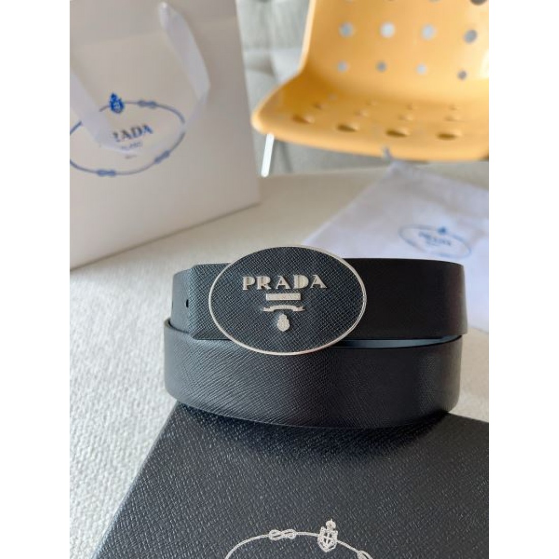 シンプルで現代的な印象 プラダ コピー ベルト PRADA で魅せるスマートスタイル