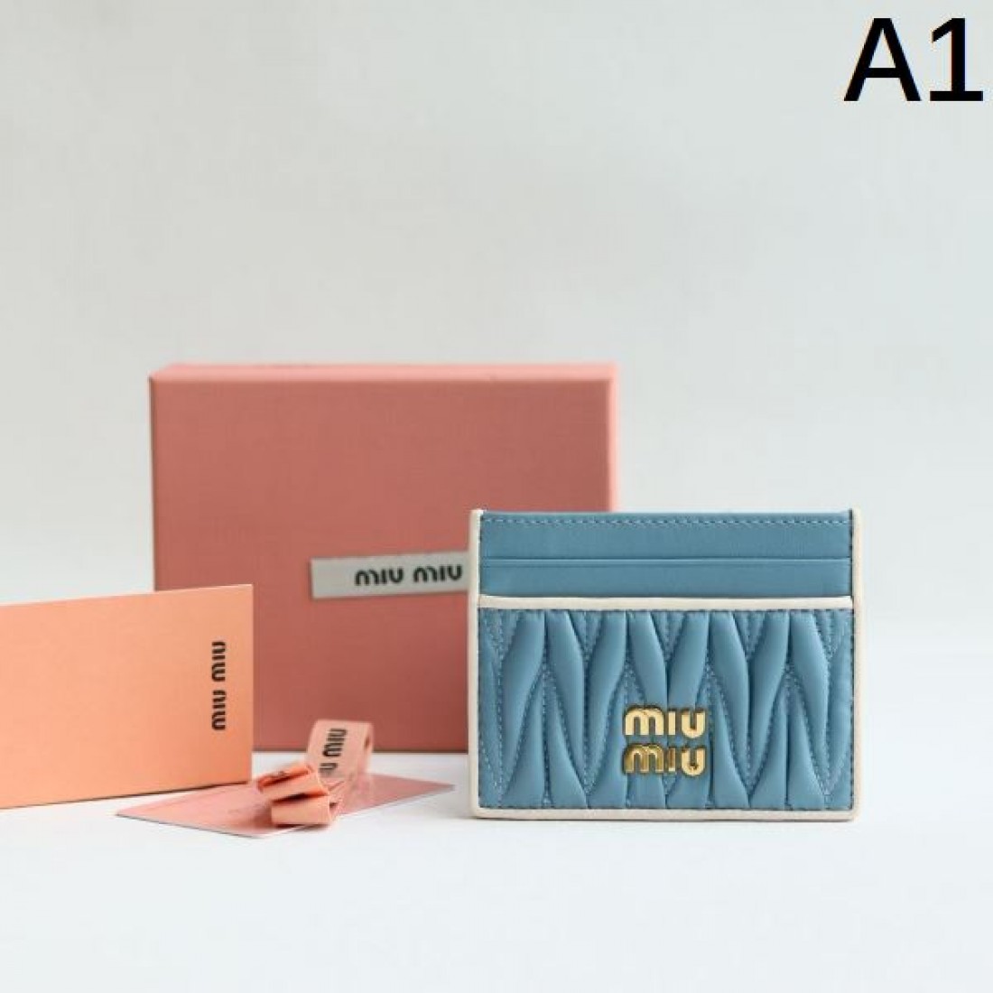 ミュウミュウ コピー カードケース MIU MIU 優雅でフェミニンな印象が光る