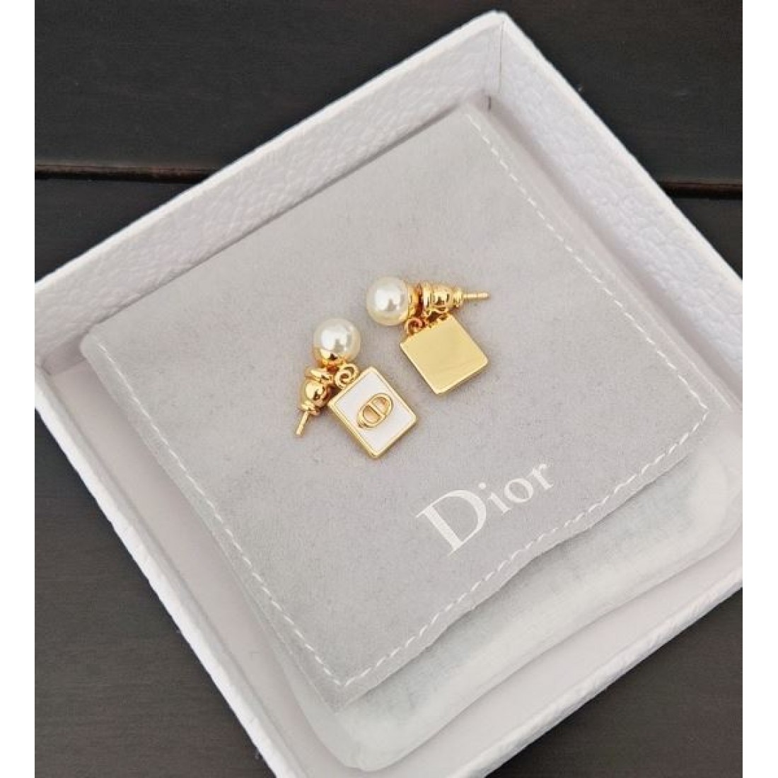 華やかな輝きの DIOR ディオール コピー イヤリング フェミニンで可憐