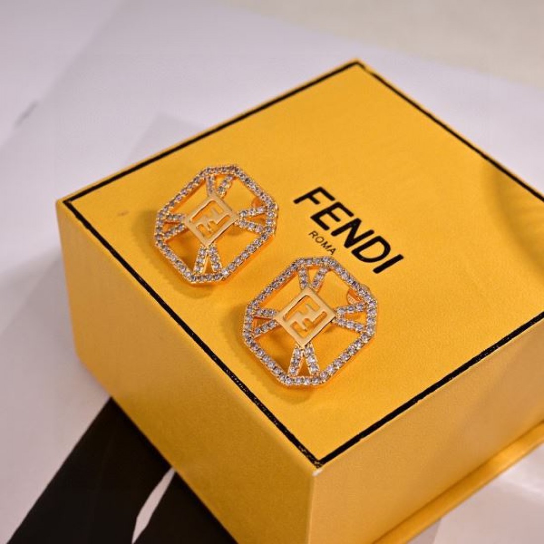 FENDI フェンディ コピー イヤリング でモダンに印象的なスタイル