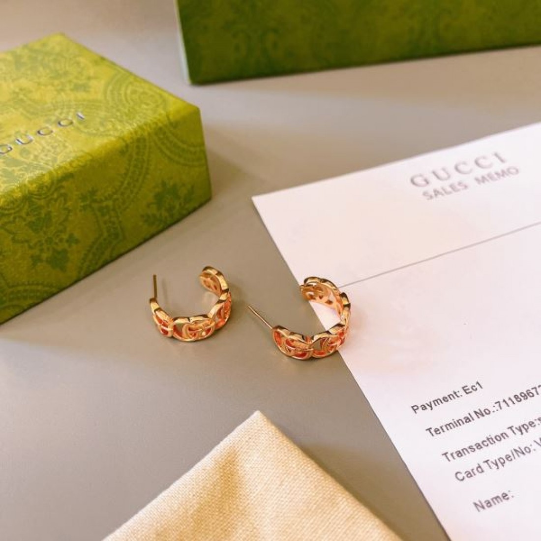 GUCCI グッチ コピー イヤリング 高級感ただようシックなデザイン