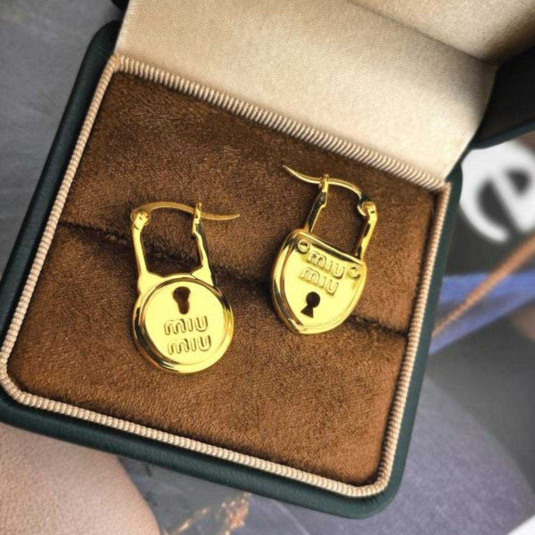 愛らしくエレガントな MIU MIU ミュウミュウ コピー イヤリング 今季注目アイテム