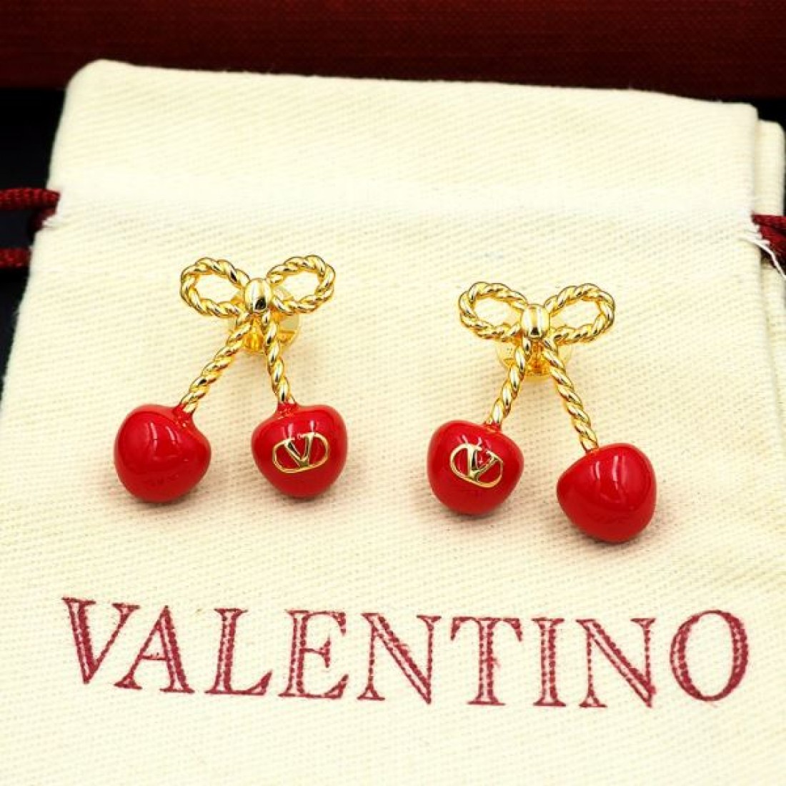 VALENTINO コピー イヤリング ヴァレンティノ 大人っぽくエレガントなデザイン