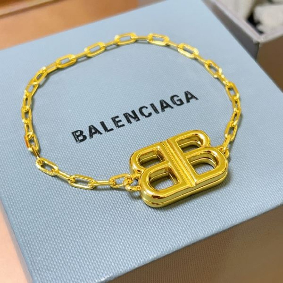  高級感ただよう BALENCIAGA バレンシアガ コピー ブレスレット 特別感あふれる