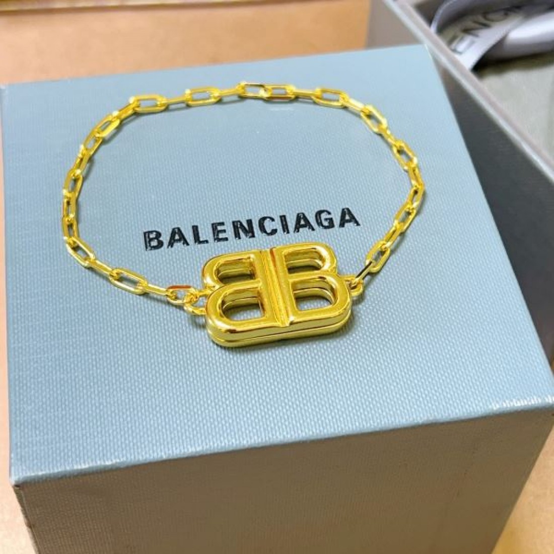  高級感ただよう BALENCIAGA バレンシアガ コピー ブレスレット 特別感あふれる