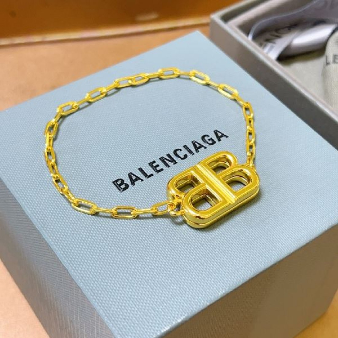  高級感ただよう BALENCIAGA バレンシアガ コピー ブレスレット 特別感あふれる