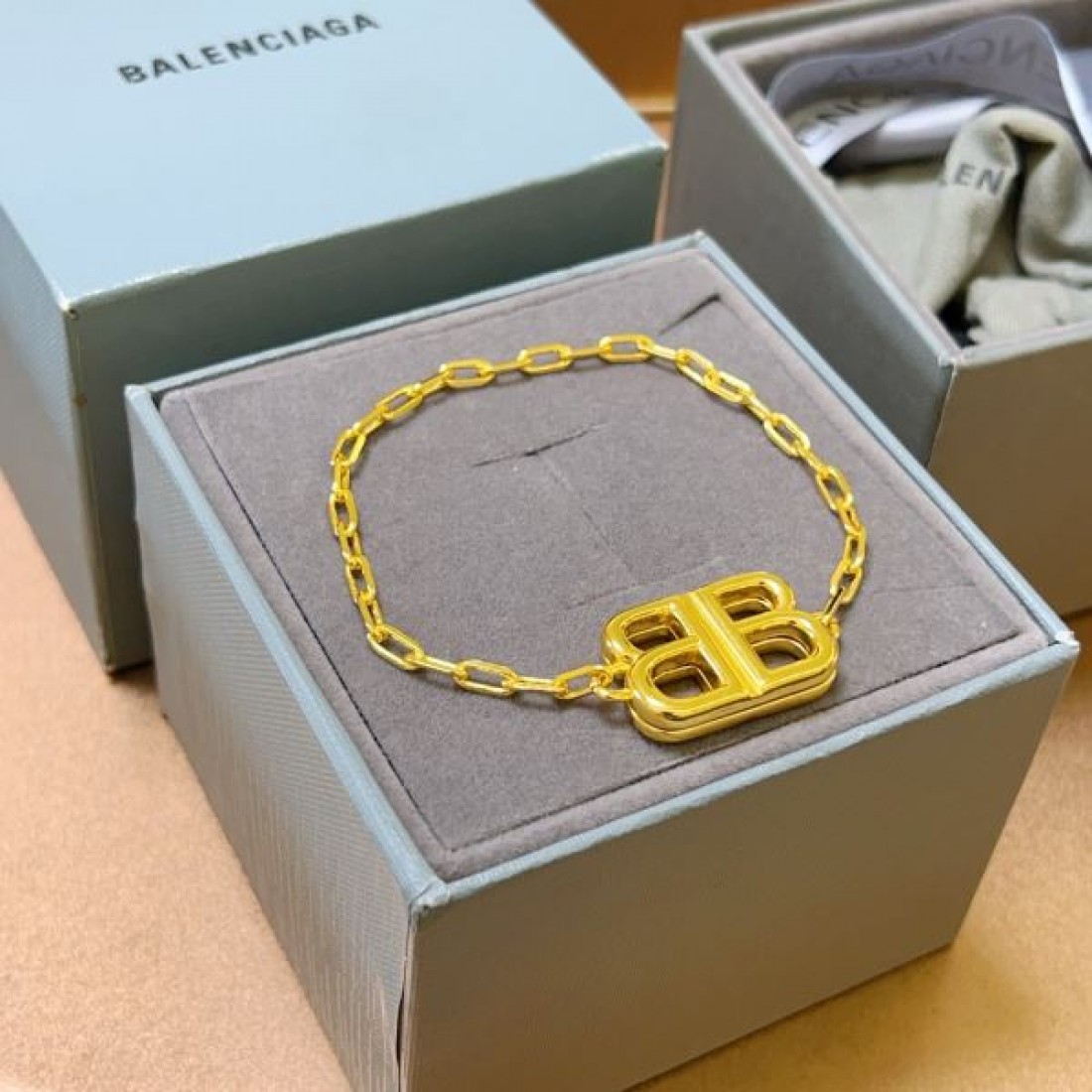 高級感ただよう BALENCIAGA バレンシアガ コピー ブレスレット 特別感あふれる