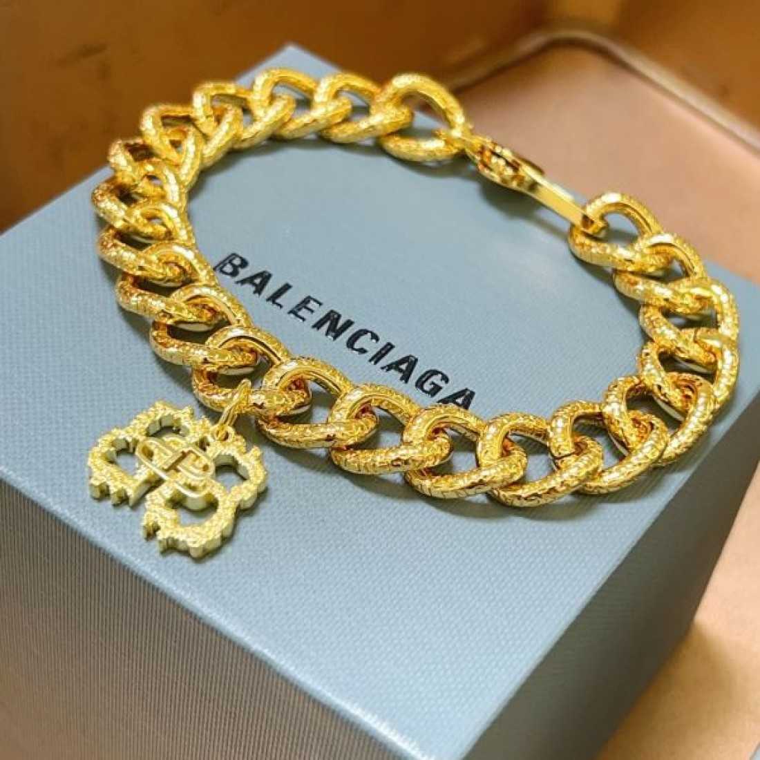 BALENCIAGA バレンシアガ コピー ブレスレット 大胆で個性的な魅力
