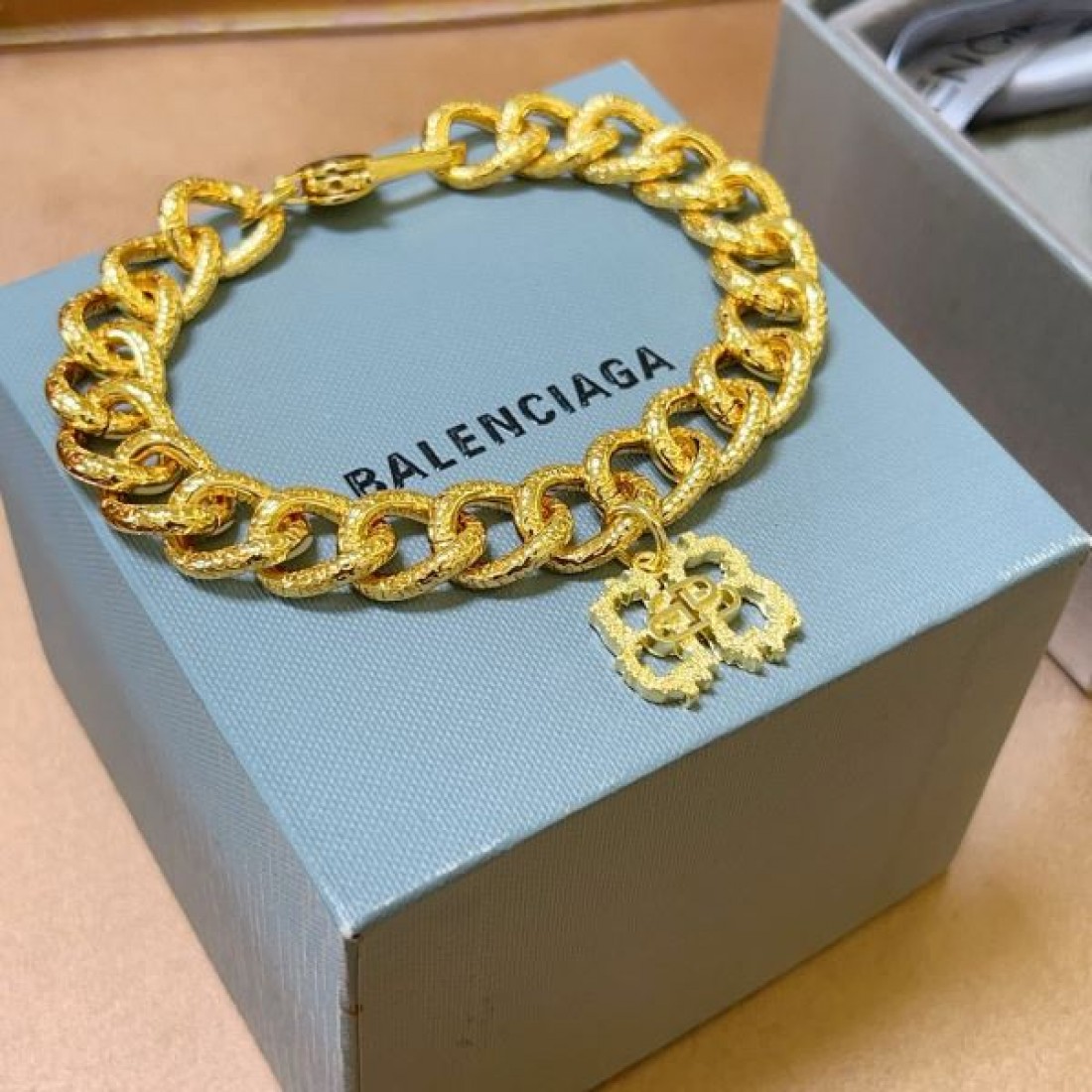 BALENCIAGA バレンシアガ コピー ブレスレット 大胆で個性的な魅力