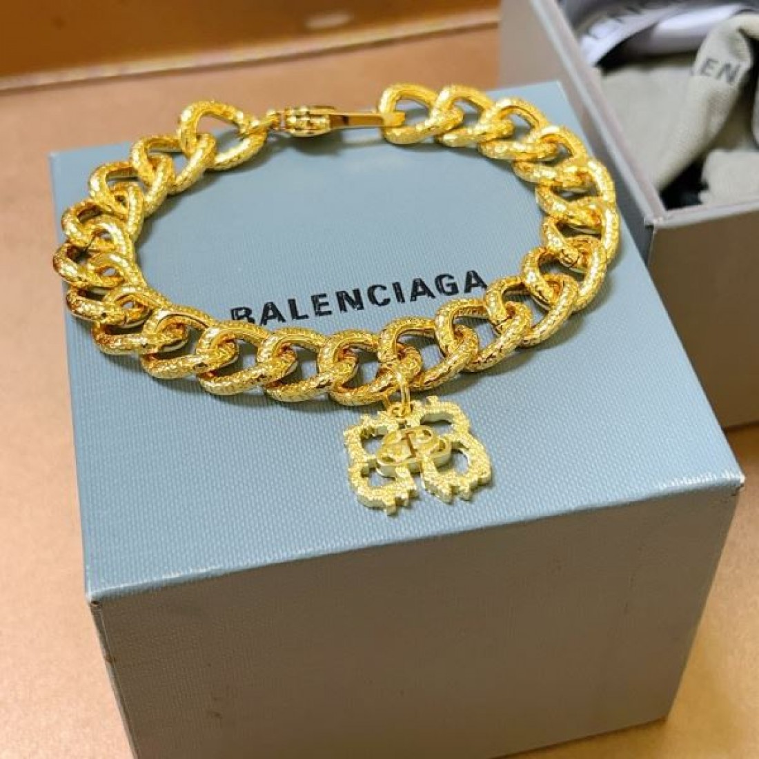 BALENCIAGA バレンシアガ コピー ブレスレット 大胆で個性的な魅力