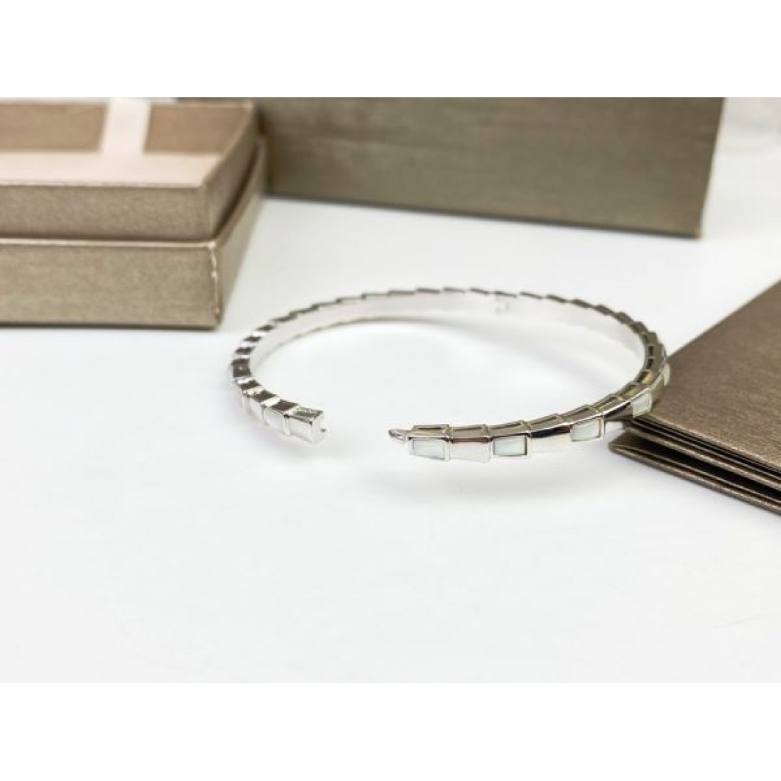 洗練された輝き BVLGARI ブルガリ コピー ブレスレット 気品漂うデザイン