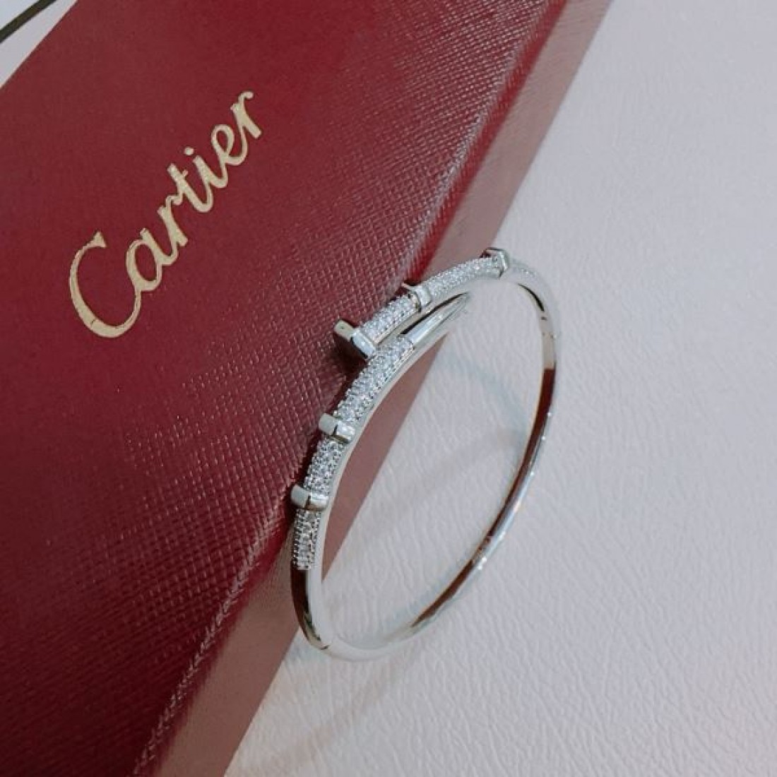 華やかで魅力的な CARTIER カルティエ コピー ブレスレット 特別感あふれる