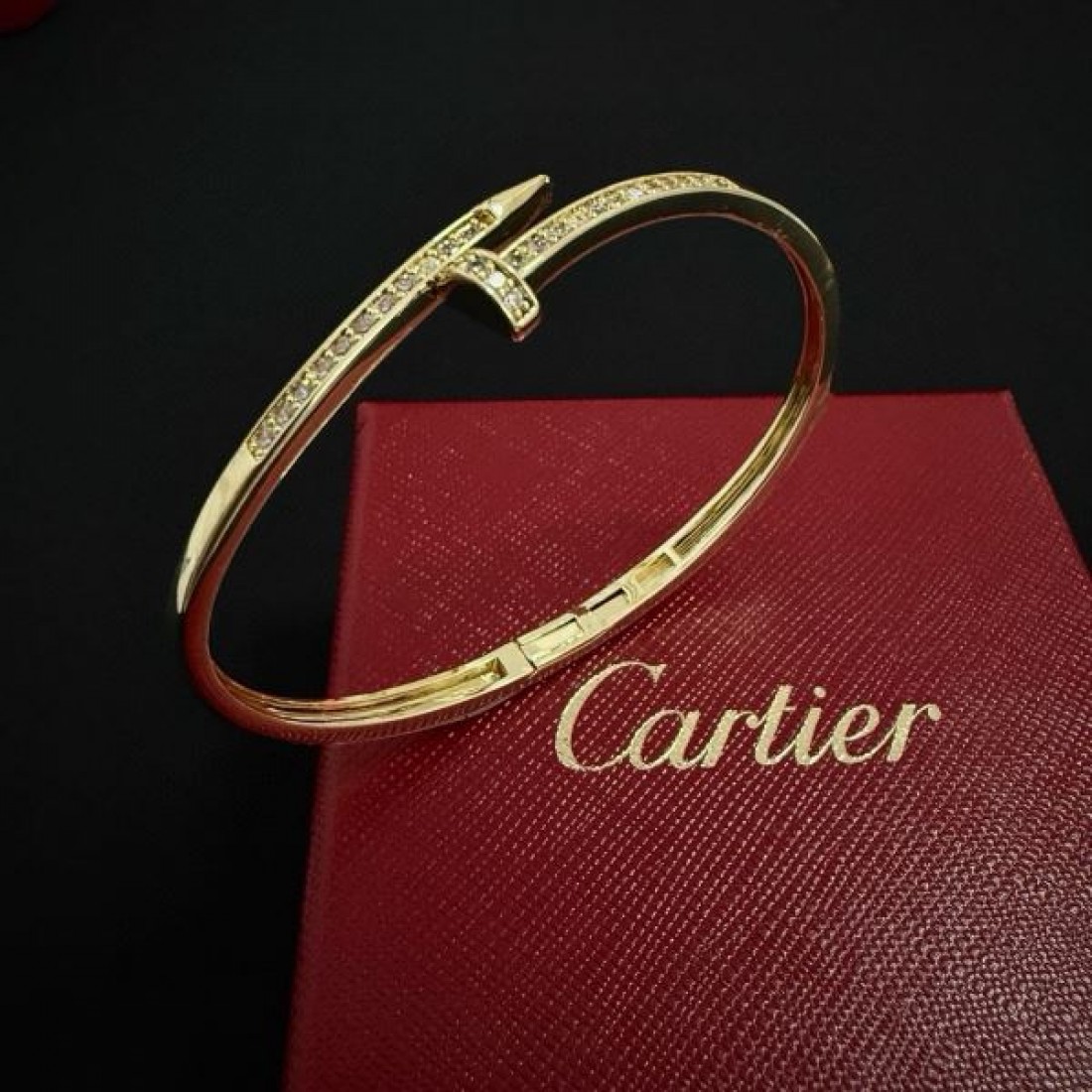 CARTIER カルティエ コピー ブレスレット 重厚感と洗練されたデザイン