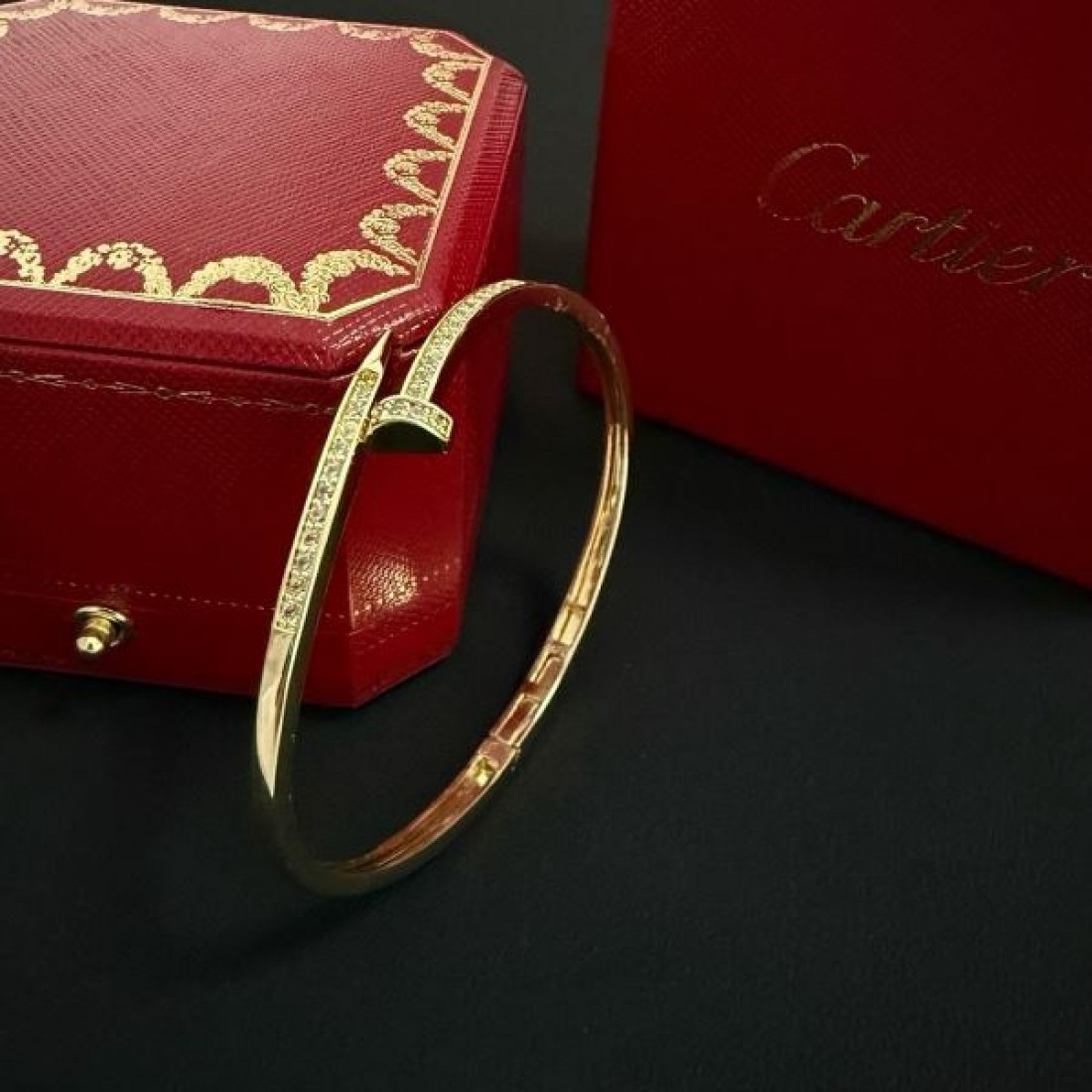 CARTIER カルティエ コピー ブレスレット 重厚感と洗練されたデザイン