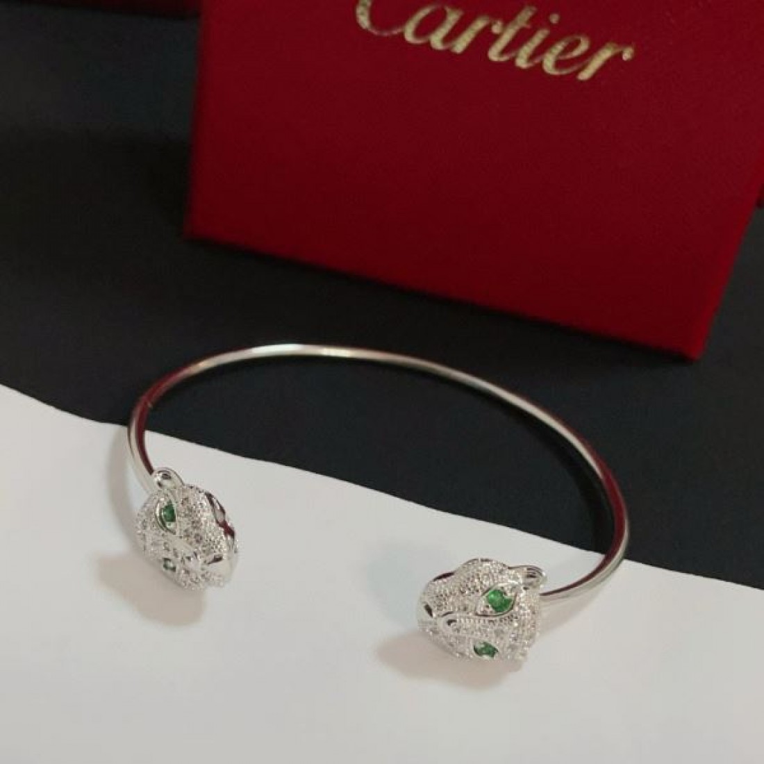  高級感漂う CARTIER カルティエ コピー ブレスレット エレガントな輝き