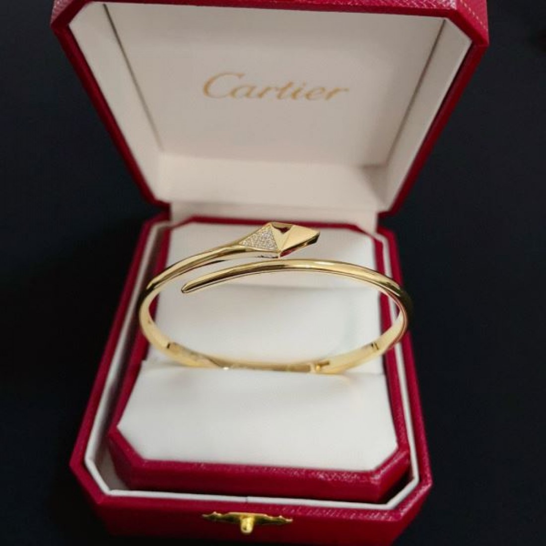 華麗で気品ある CARTIER カルティエ コピー ブレスレット 贅沢な印象