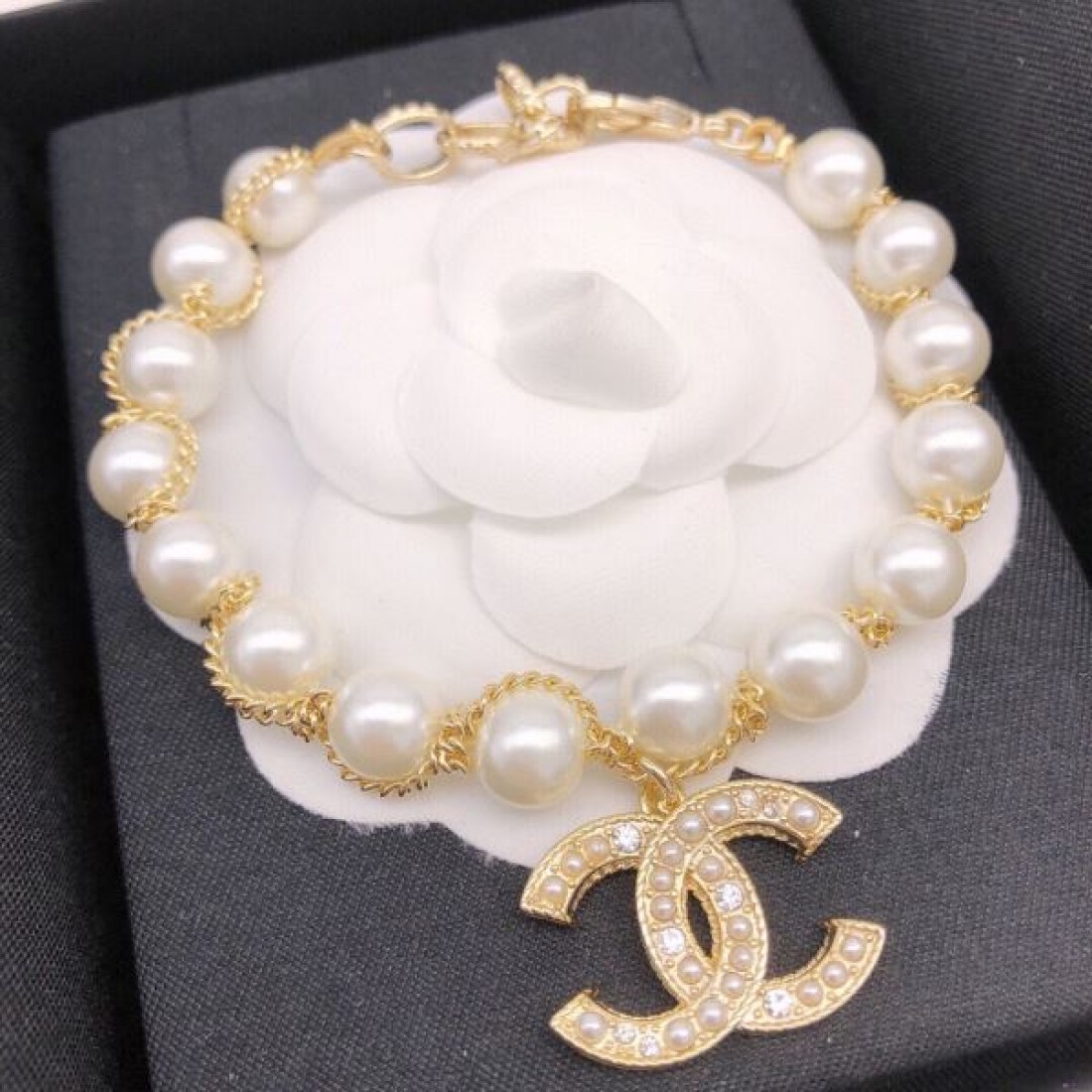 上品でフェミニンな CHANEL シャネル コピー ブレスレット 女性らしい華やかさ